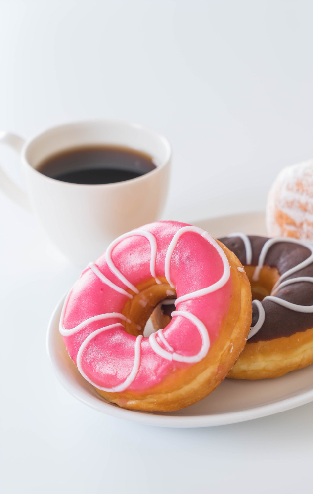 Donuts farciti e tazza di caffè